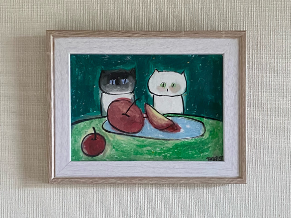 絵画。原画【かわいい猫たちはテーブルの上の赤いリンゴを楽しそうに見ている】