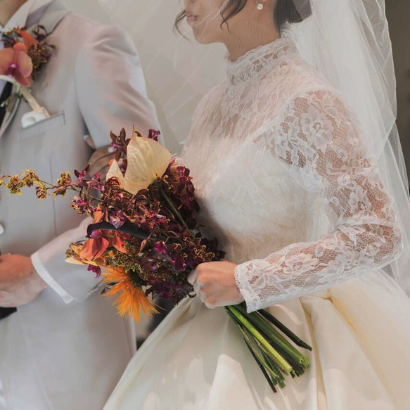 実例写真！ボレロ ハイネック ロングスリーブ くるみボタン 結婚式 流れる透け花レース 花嫁/ウェディングドレス