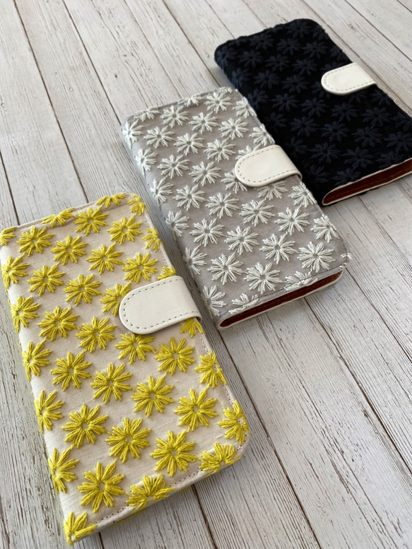 手帳型 刺繍の小さなカモミール iPhoneケース