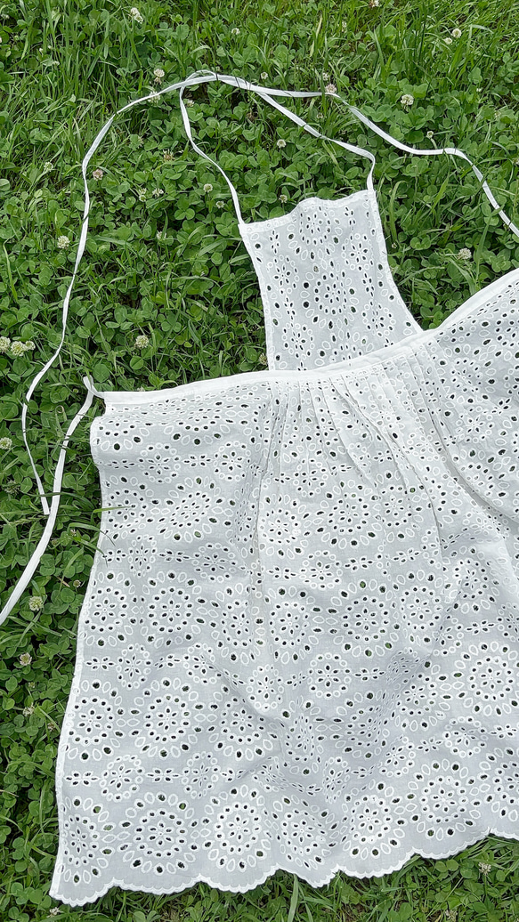 Classic apron | Eyelet lace