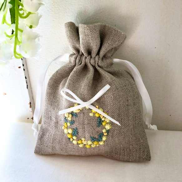 ミモザ刺繍のミニ巾着