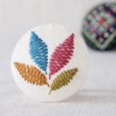 刺繍ブローチ カラフル リーフ　ヘアゴム可 くるみボタン　送料無料