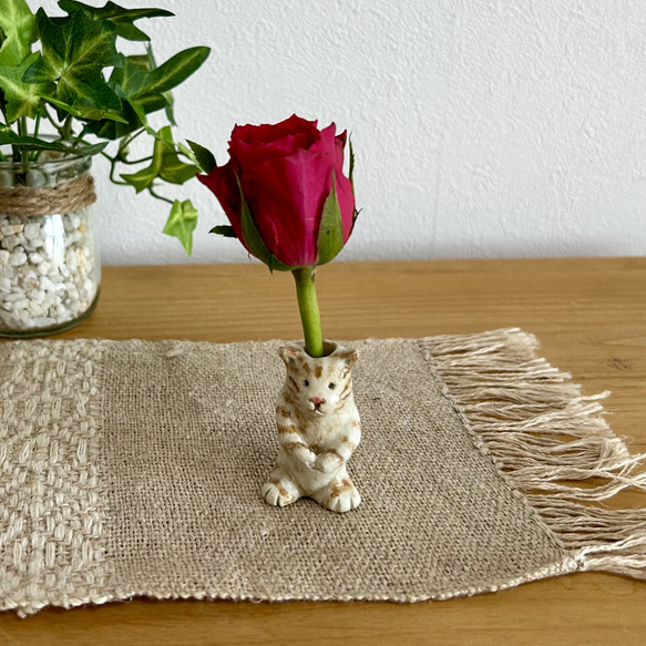 猫の一輪挿し　プレゼント用　一点もの作品　小さい置き物　陶芸作品　高さ46ミリ