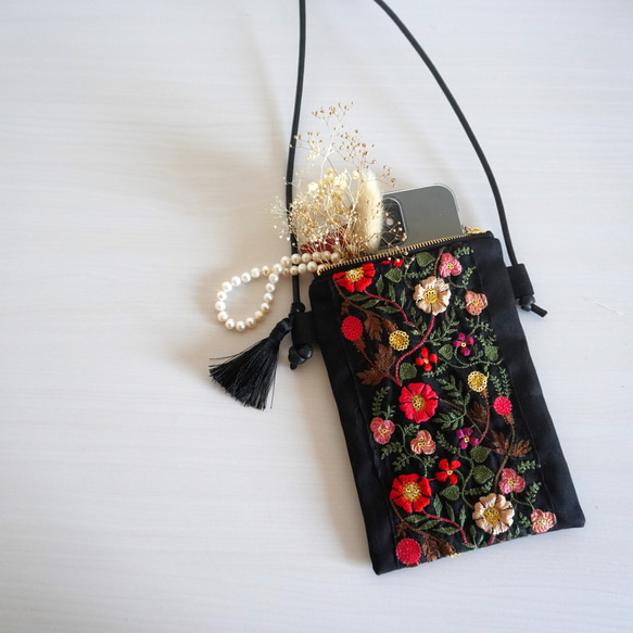 ちょっとそこまでスマホポシェット　-黒ベースに刺繍リボン-　スマホショルダーSPP2209BK885ET