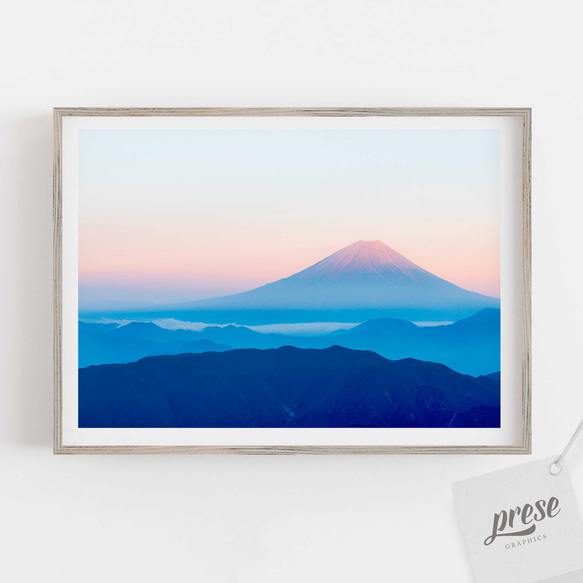 憧れの富士山 - 日の出の柔らかな光を浴びる絶景アートポスター、和の心を感じるインテリア