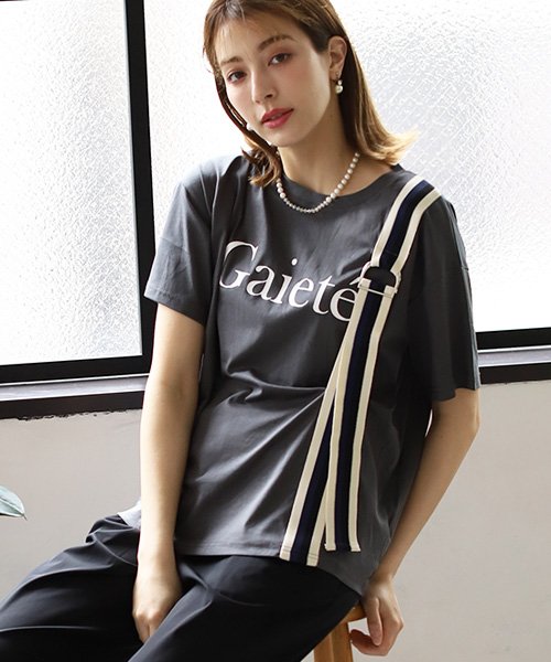 テープ使いロゴプリントTシャツ