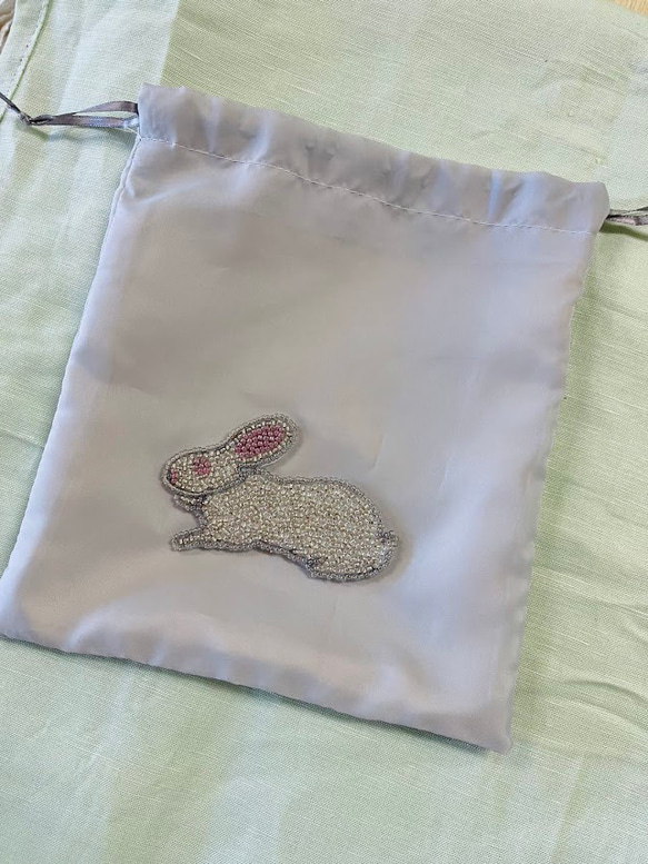 ビーズ刺繡　巾着　うさぎ　サテン生地