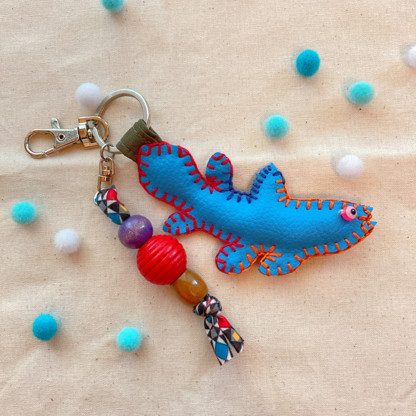 シーラカンス ブルー 青色 深海 魚 フェイクレザー チャーム キーリング キーホルダー 刺繍 タッセル