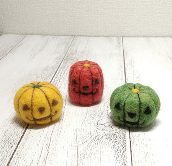 羊毛フェルトで作ったハロウィンかぼちゃ３色セット