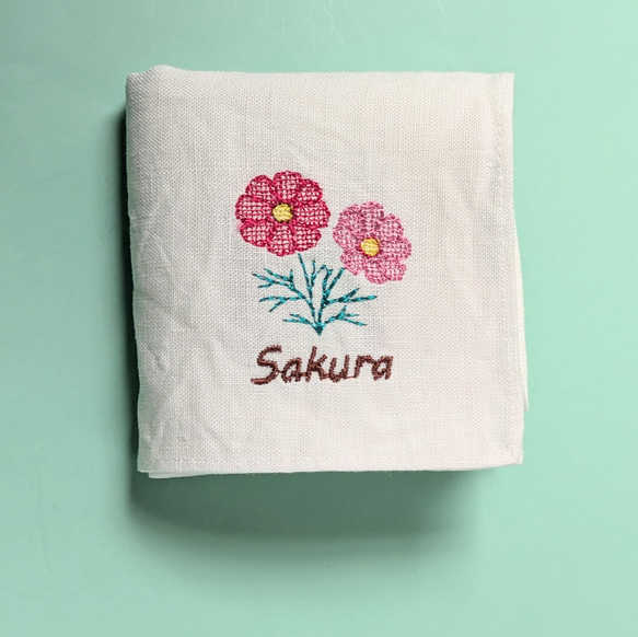 【9月の誕生花】コスモスのリネンのナチュラルハンカチ　名入れ　刺繍　秋桜