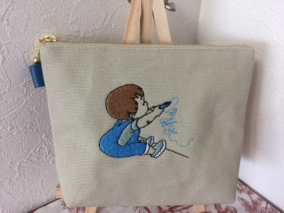 お絵描きしている男の子刺繍の帆布のポーチ  １６㎝