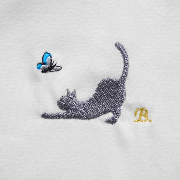 伸びする猫と蝶々の刺繍入りオリジナルTシャツ　お好きなアルファベットをおひとつ