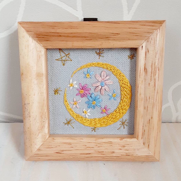 刺繍フレーム★三日月とお花　壁飾り　インテリア雑貨