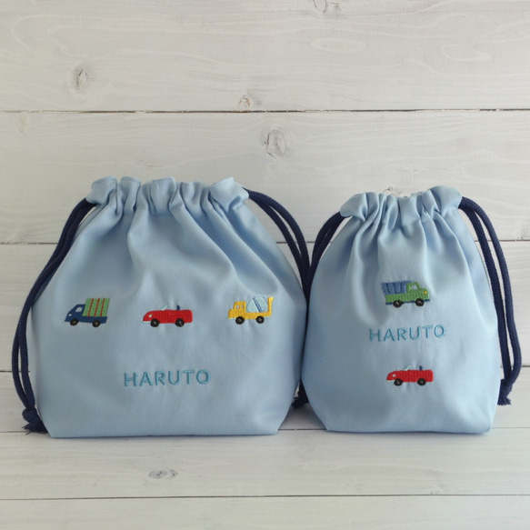 名前刺繍と車の刺繍のお弁当袋&コップ巾着のセット