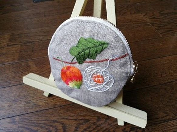 ほおずき刺繍のラウンドポーチ