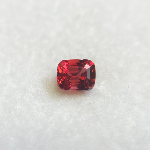 【お盆セール開催中】スピネル ルース 0.35ct ベトナム産 蛍光有