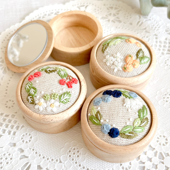 【ミラー付】フルーツ刺繍の木製小物ケース