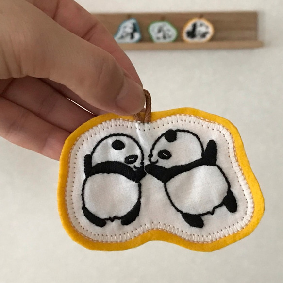 手刺繍チャーム_双子の赤ちゃんパンダ〈てつなぎ〉