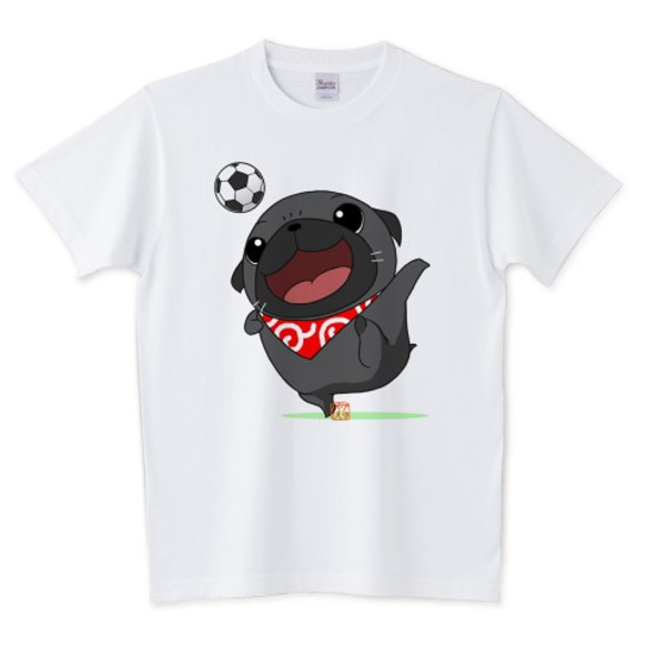 色・サイズ豊富 サッカーをするパグ（黒パグ）5.6オンスTシャツ（ぱぐ グッズ）