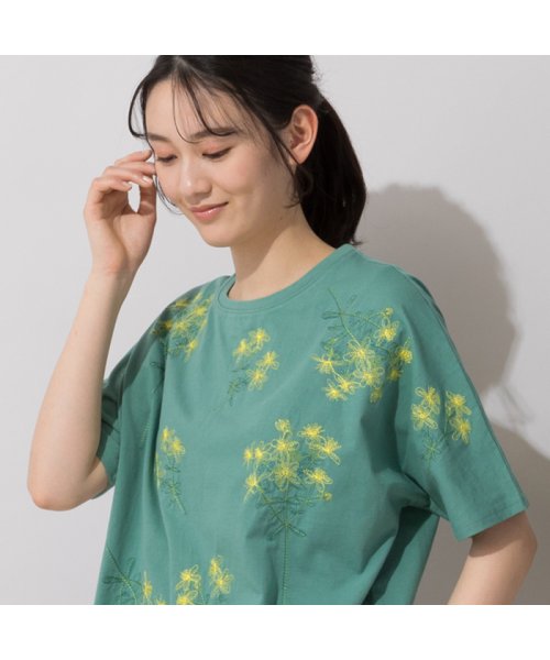 フラワー刺繍・サイドスリットＴシャツ（グリーン）