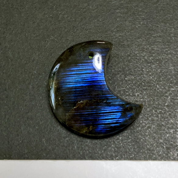 穴あきラブラドライト月[715] 26x17mm 29Cts　天然石 ／ ルース ／カボション