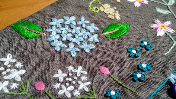 ☆一点物☆手刺繍リネンのポーチ（花畑）