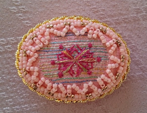 ビーズと日本刺繍の帯留め