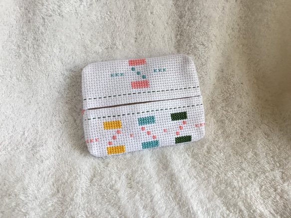 刺繍のポケットティッシュケース（ホワイト）