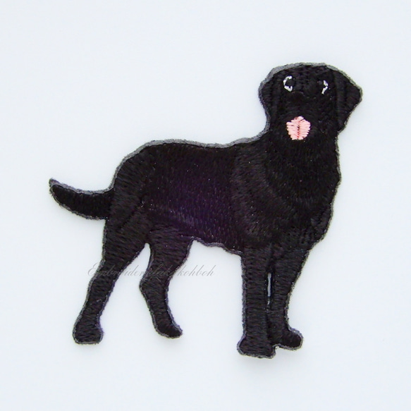 真っ黒の犬　刺繍ワッペン　犬ワッペン　レトリバー　黒い犬