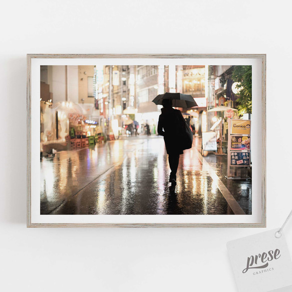 東京の雨音に包まれた夜景、情緒あふれる街角の光と影、雨上がりの都市風景 雨に濡れて反射するアスファルト