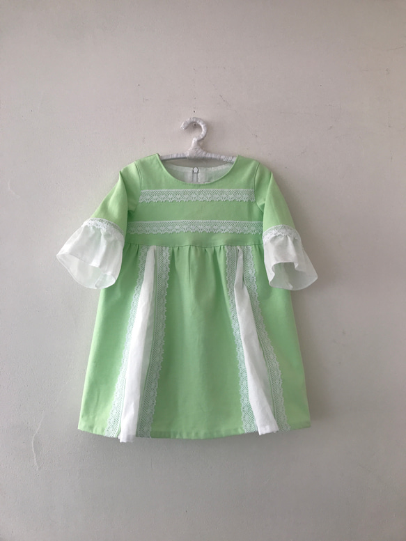 子供服　女の子ワンピース　メロン色　size90