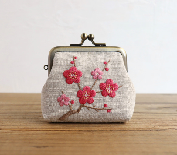 手刺繍の小さな角がま口『紅梅』【受注制作】