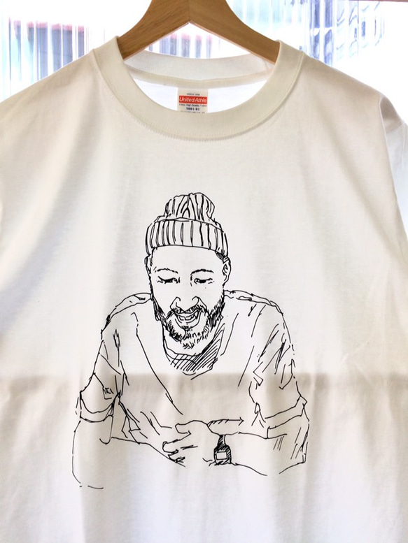 「ニット帽のひげ男」Tシャツ　白いTシャツ　イラストTシャツ