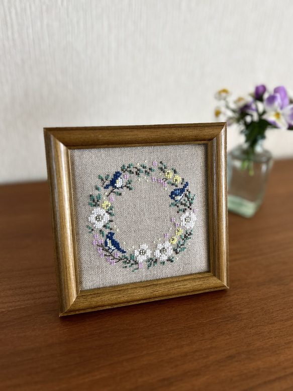 アートフレーム　刺繍　小鳥のフラワーリース　グレイッシュ