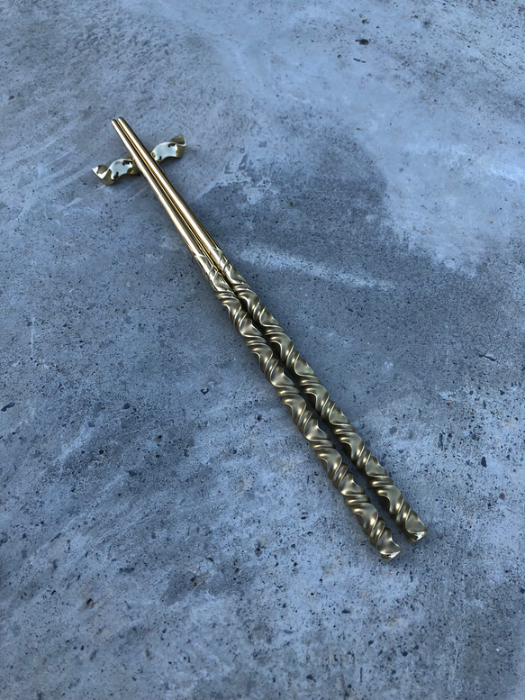 brass curved pattern chop sticks & rest set お箸と箸置き