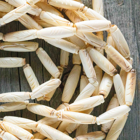 ＊Carving bone beads