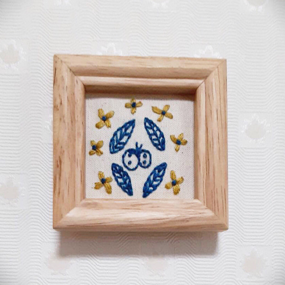 刺繍フレーム お花の刺繍 青い蝶々 壁飾り 北欧風 ハンドメイド インテリア雑貨