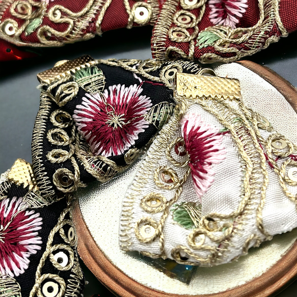 インド刺繍 リボン チャーム バック 花柄 アンティーク調 タッセル ピアス 2個 ハンドメイド 手芸  pt-2402