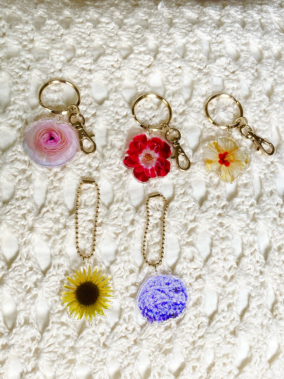 【フラワーアクリルキーホルダー／Ｌ】ラナンキュラス＊ハイビスカス＊薔薇＊向日葵＊紫陽花