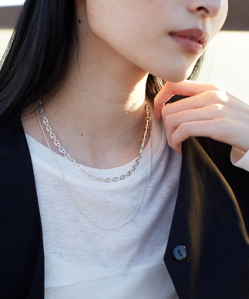 W Chain Necklace