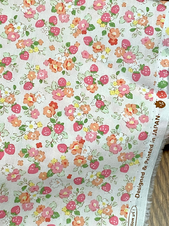 小さなイチゴと小花　FIND ME シリーズ50x110cm単位