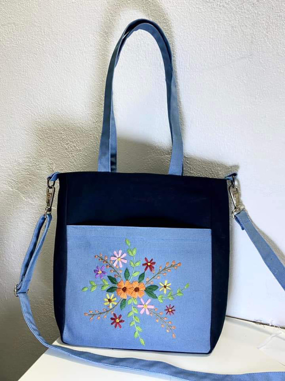 お花手刺繍トートバッグ ( ブルー )