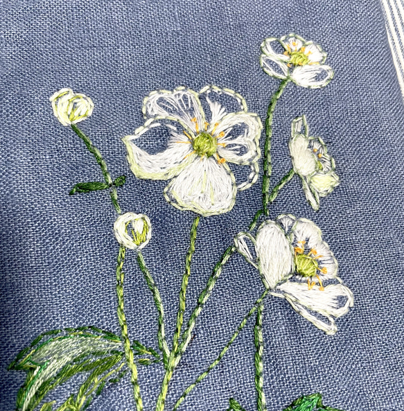 秋明菊の刺繍ブックカバー