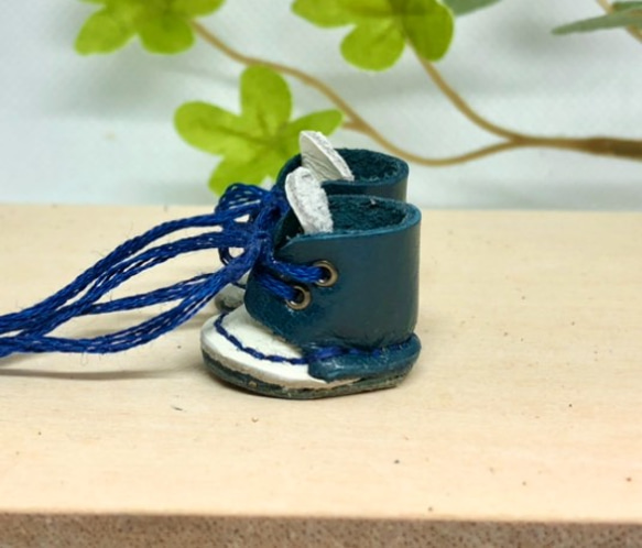 革細工　丸ブーツ　一足　leather craft miniature boots.