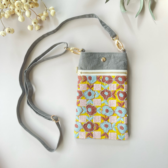 レトロフラワー　グレー　刺繍 おでかけしたくなる スマホショルダー　スマホポシェット ギフト