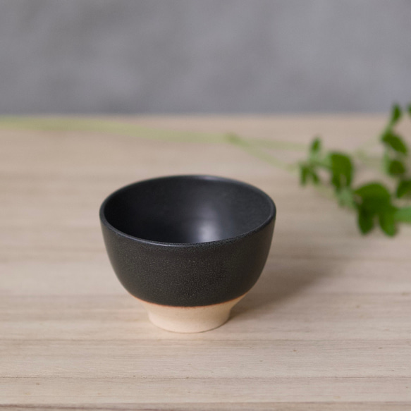 新茶器 茶碗 KURO【信楽焼の湯呑み】黒 シンプル お茶が美味しくいただける茶碗 程よい土の手触り 陶器 衛生的