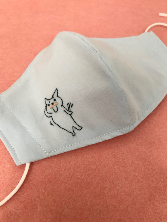 ビシっと！！ニャンコの刺繍マスク　手刺繍　刺繍マスク　ニャンコ柄　猫　大人用立体マスク　ダブルガーゼマスク