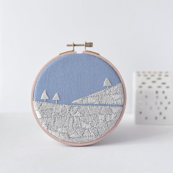 雪原 ファブリックパネル 直径14cm /刺繍 インテリア アートボード