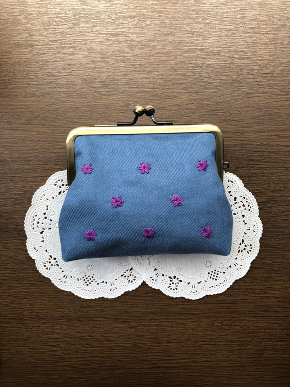 手刺繍のがま口財布　小花　パープル