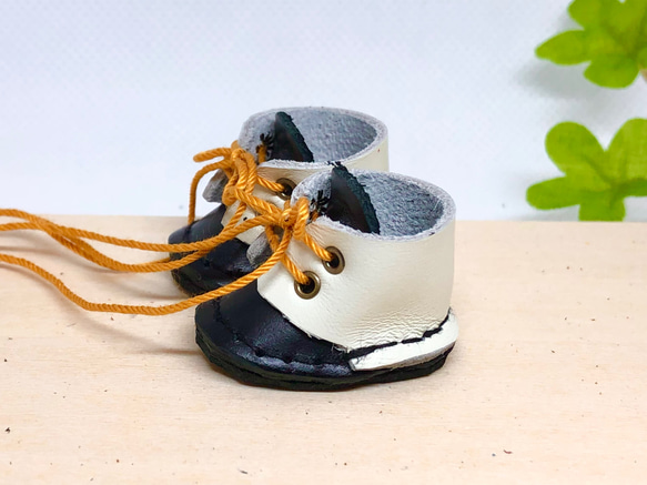 革細工　丸ブーツ　一足　leather craft miniature boots.